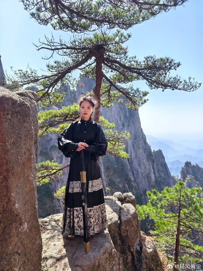 美女老外穿漢服打卡黃山云海，美女老外漢服打卡黃山云海美景