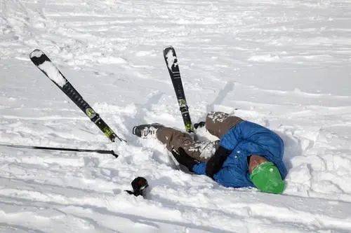 五歲兒童隨舅舅滑野雪遭遇不幸身亡，引發(fā)社會關(guān)注與反思，五歲兒童滑野雪不幸身亡，引發(fā)社會關(guān)注和反思